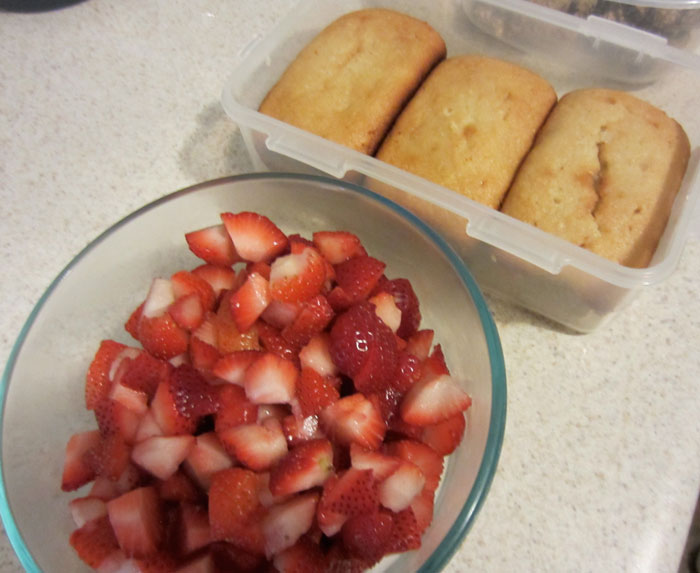 pound cakes and strawberries