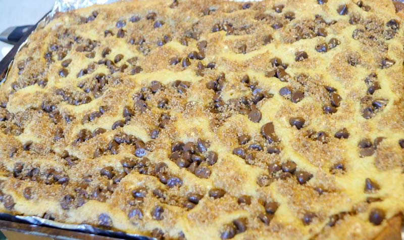 vegan chocolate chip cookie pizzert