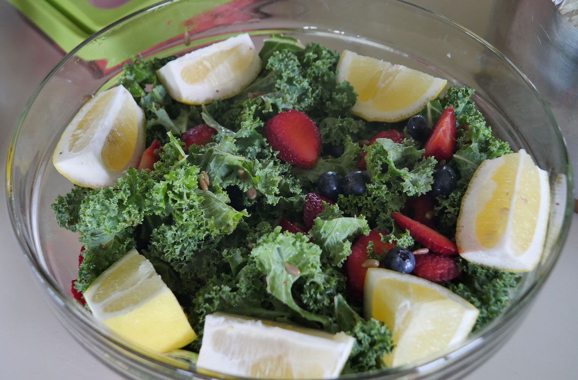 berry kale salad