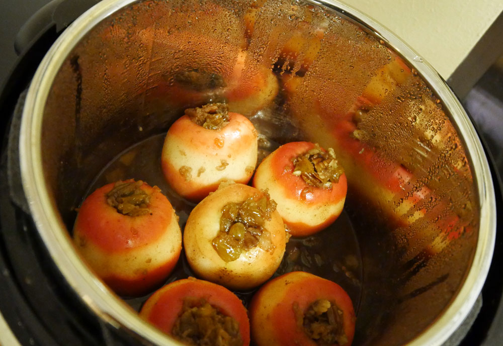 slow cooker with apples